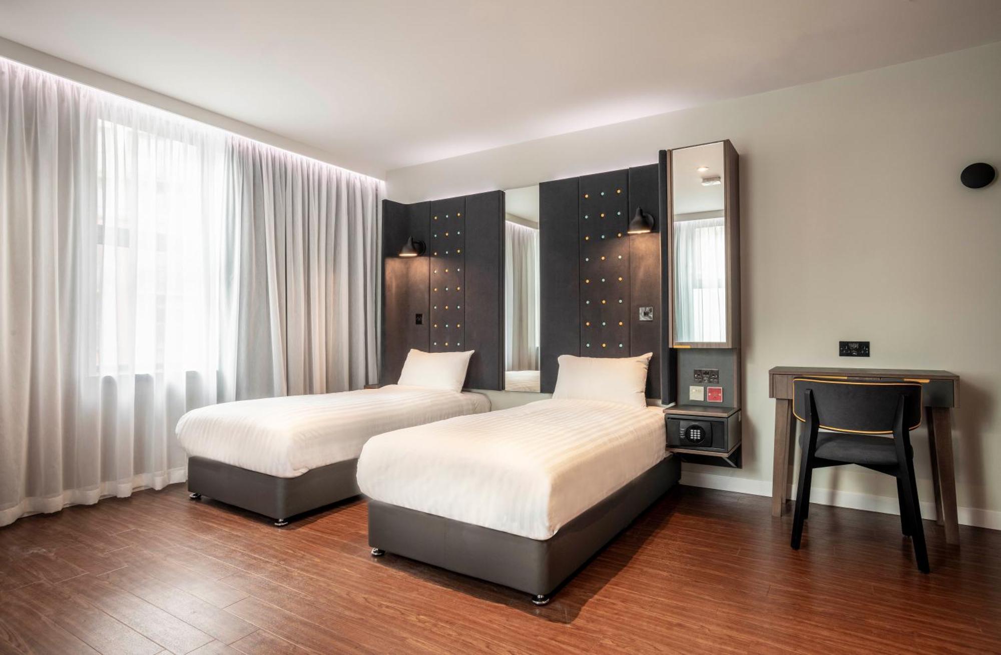 Habitación doble con 2 camas y vistas, adaptada para personas con discapacidad